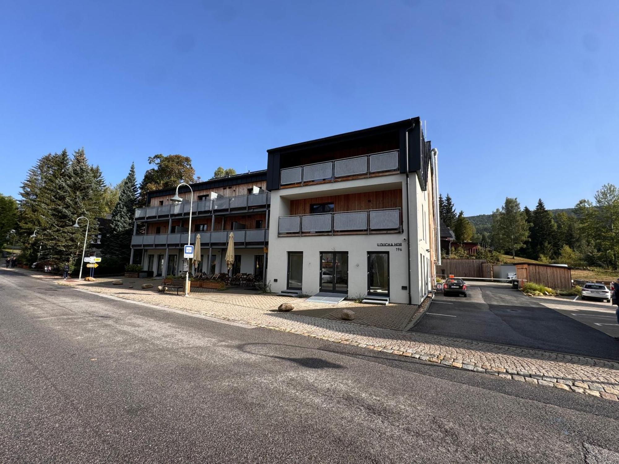 Luxusni Apartman Grand V Centru Harrachova Se Soukromou Mega Terasou, S Privatnim Parkovanim Zdarma, S Moznosti Dobijeni Wallbox Ev A Vyhledem Na Harrachovsky Kostelicek Kültér fotó